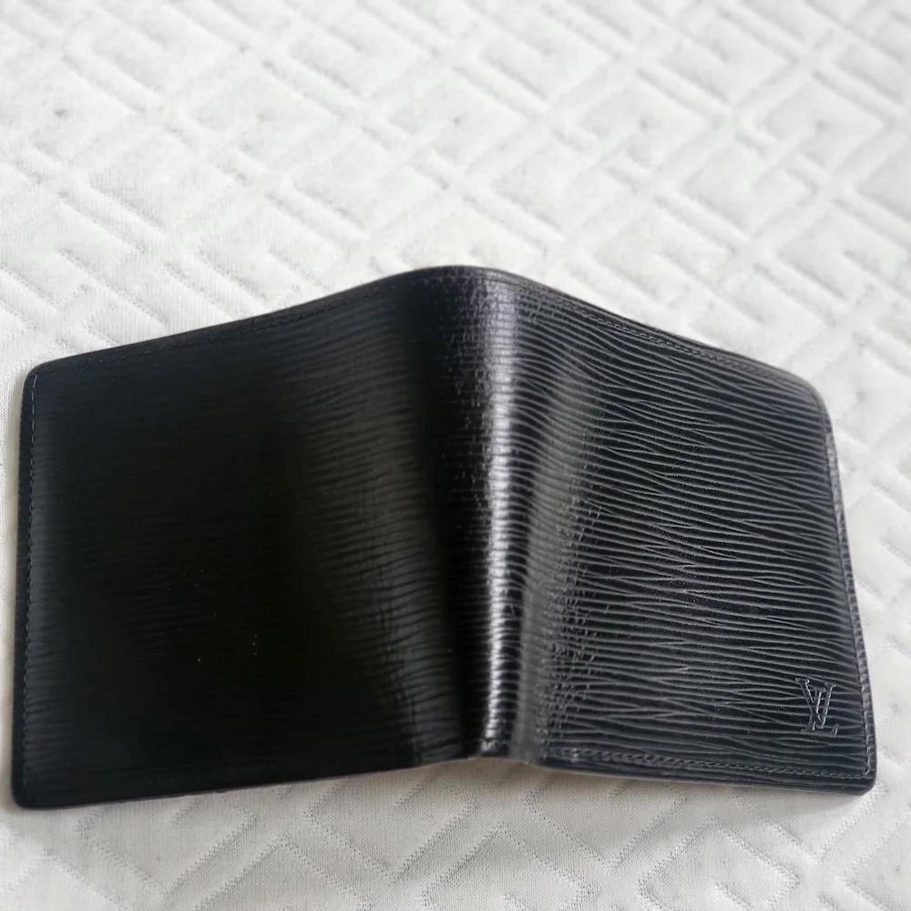 Louis Vuitton Epi Leather Bifold Wallet.. Authentic!!